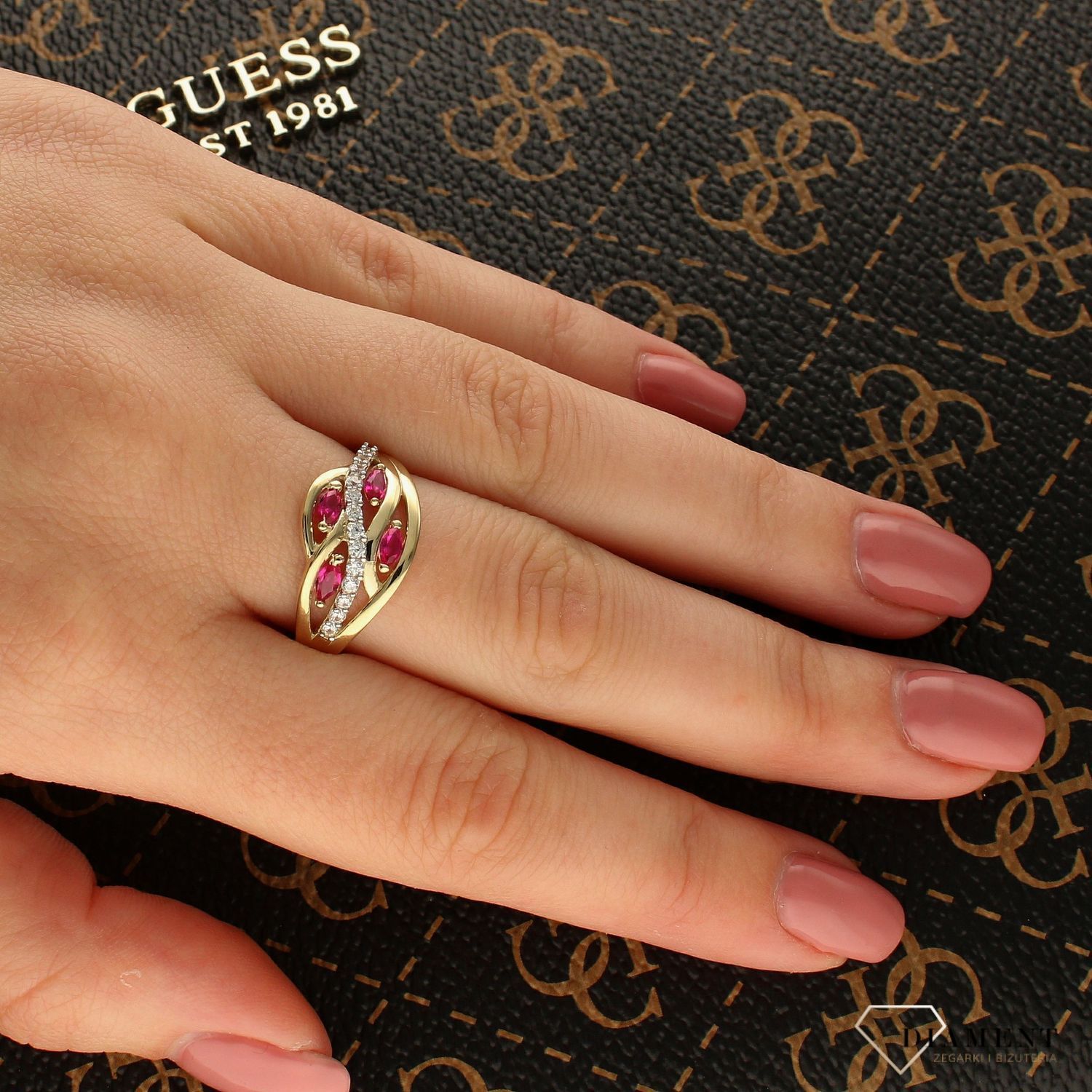 Złoty pierścionek szeroka obrączka ozdobiona czerwoną cyrkonią PI 4498A (1).jpg